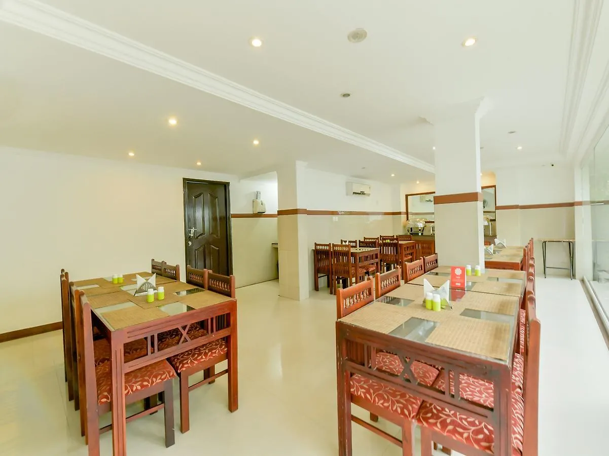 Oyo 15460 Centre Point Hotel Kochi 3*,