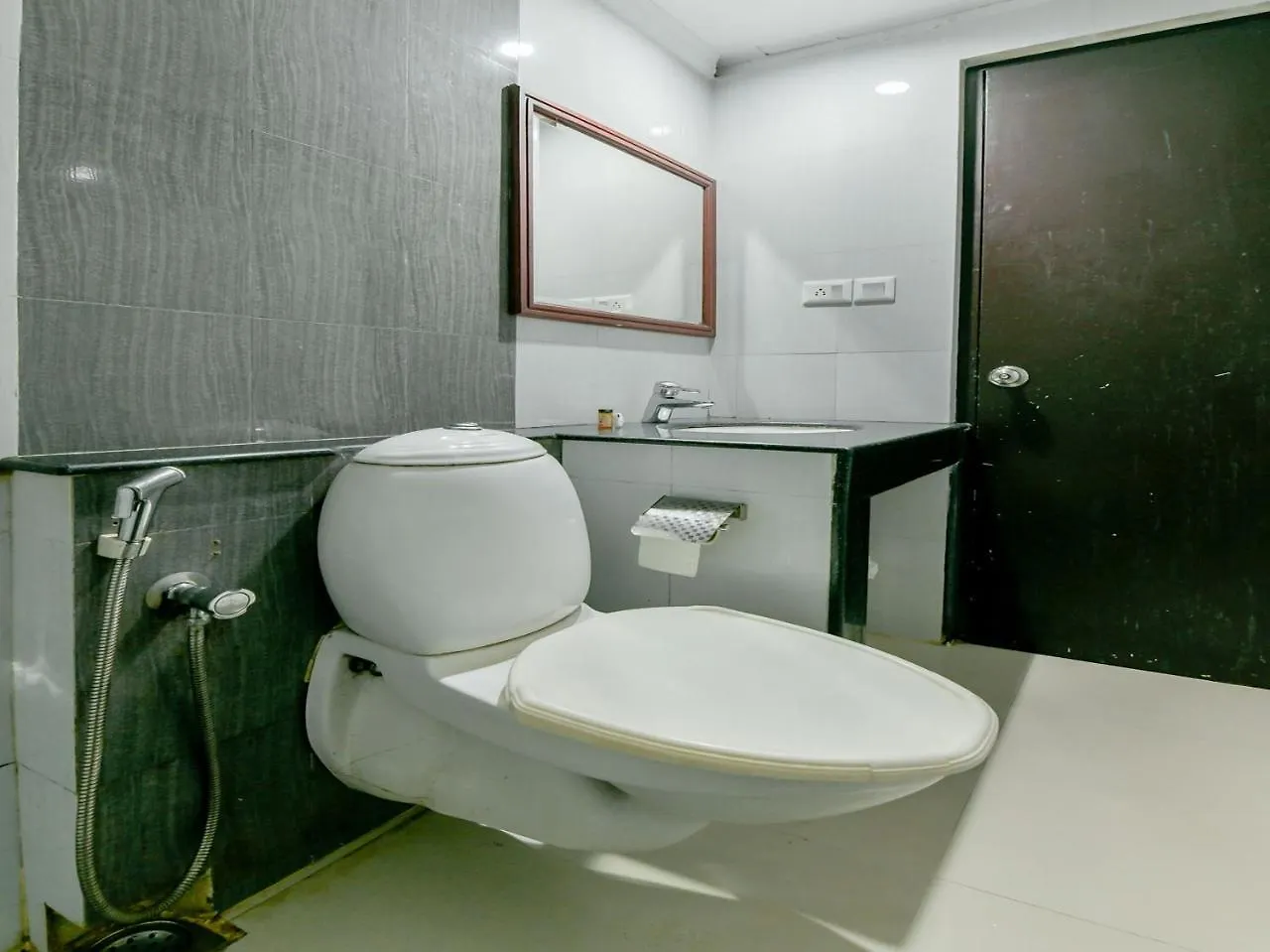 Oyo 15460 Centre Point Hotel Kochi