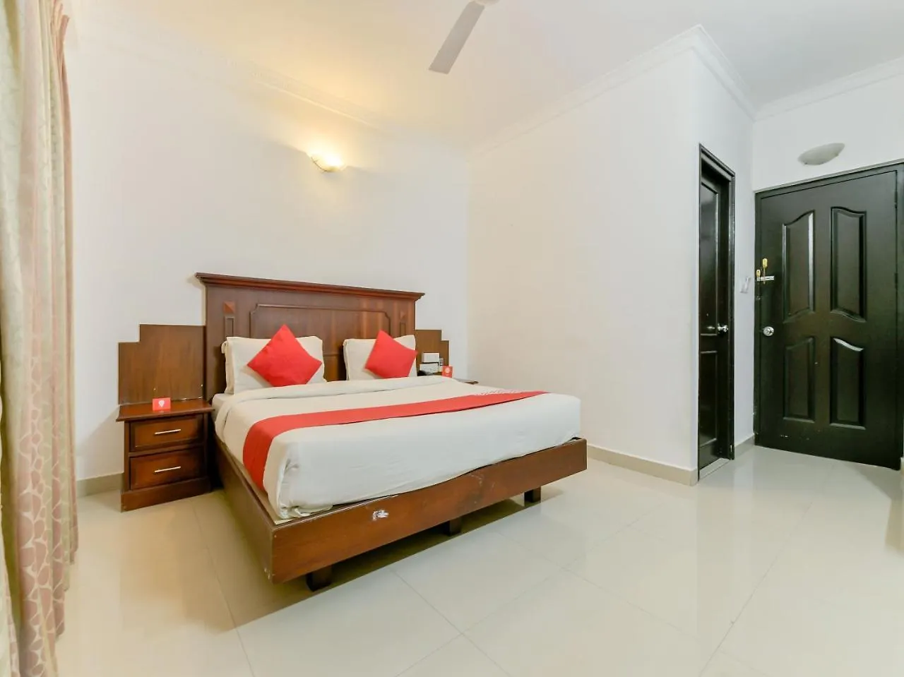 Oyo 15460 Centre Point Hotel Kochi
