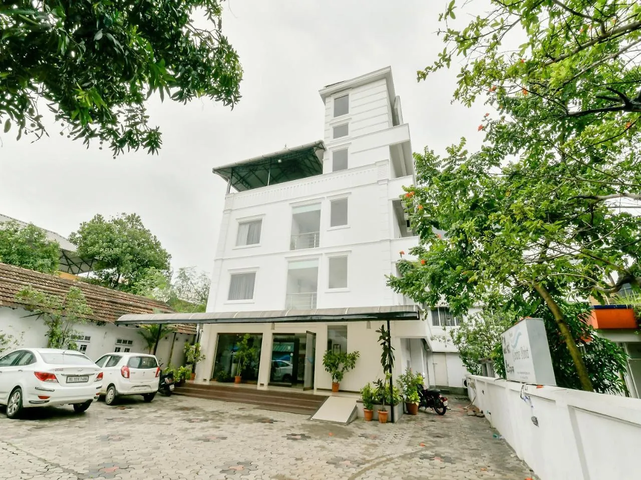 Oyo 15460 Centre Point Hotel Kochi