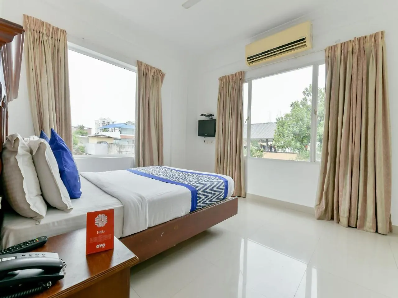 Oyo 15460 Centre Point Hotel Kochi