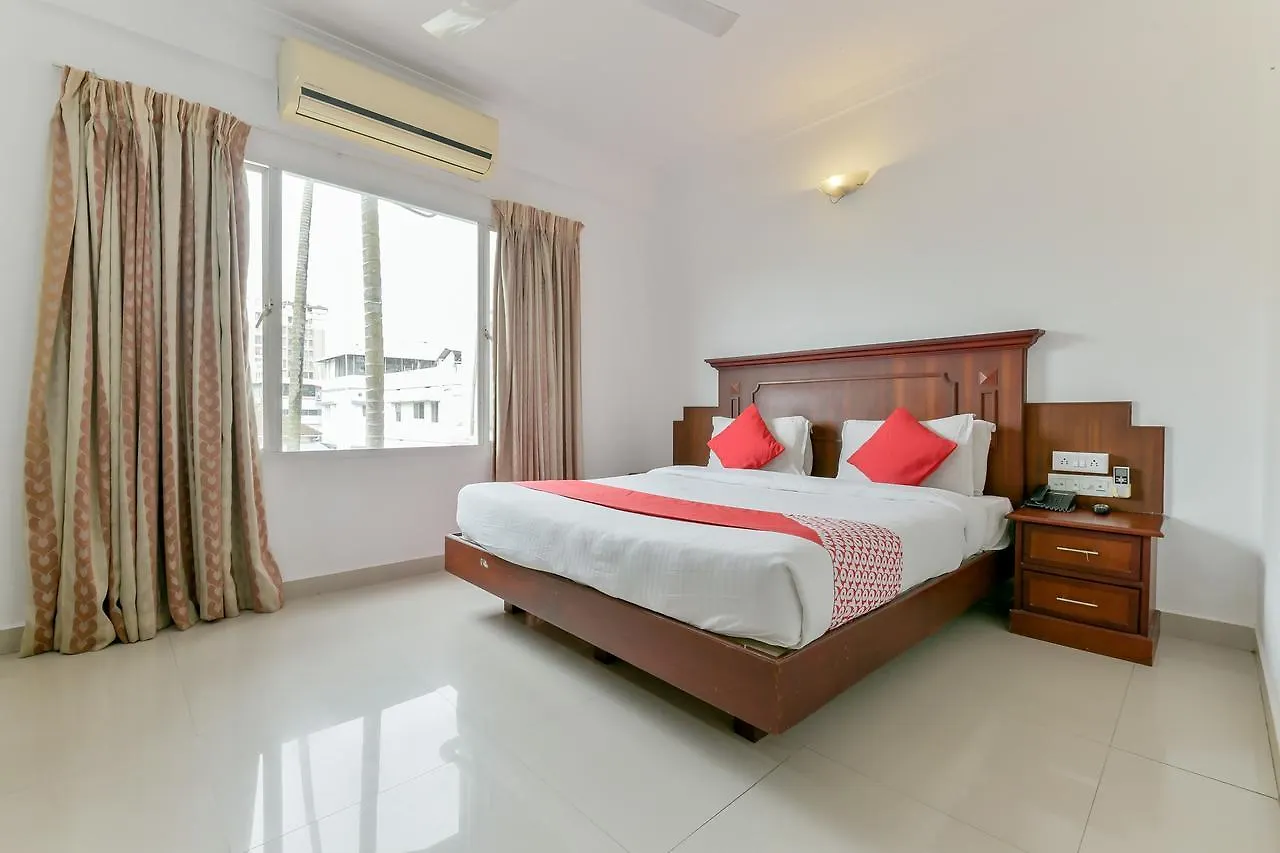 Oyo 15460 Centre Point Hotel Kochi